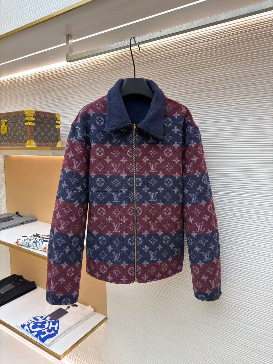 LOUIS VUITTON double-sided workwear wool jacket ●Original version: purchased and developed for 30,000 ●Item number: 1682367-E65 ●Fabric: sheep wool fabric ●Technology: jacquard production ●Color: red and blue ●Version: fitted version ●Weight: about 925 grams ●Size: 44-46-48-50 ●Description: Customized luxurious and soft double-woven high-density cashmere silk cloth (sheep wool content is up to 90%) Rough but soft, solid and fluffy, like clouds wrapped in the warm winter sun, using a color rebellion to redefine the luxury logic of double-wearing. On the one hand, there is untamed fantasy. Red and blue tear wild tension on the wool fabric. The Monogram presbyopia is disassembled and reorganized, allowing the century-old totem to continue to burn in the contemporary context. On the other hand, it is plain ambition. Only a metal LV logo is embellished on the breast pocket. With a crisp silhouette and delicate texture, it silently declares that luxury never needs to be printed all over. The aura is as broad as the territory. There is no need to change clothes. Turning is the ritual from battlefield to feast. The sense of luxury exudes from the inside out. The style is never shackles. Fabric jacquard technology: By weaving a full-width Monogram jacquard texture on the surface of the fabric, the interweaving method of warp and weft lines is controlled, and the interweaving density and tension of the yarns are precisely controlled to make it more three-dimensional. Jingyi Double Lip Hidden Check Sewing Bag Process Positioning and tracing - bag opening and cutting - double lip shaping - bag cloth sewing - invisible grid lining - final inspection and ironing. No machine foot intervention in the whole process. Purely manual operation, infrared positioning cutting machine to achieve precise positioning of materials through infrared emitters and infrared receivers. The accuracy can reach the micron level, thereby meeting the effect of high-precision cutting of alignment strips. The overall wiring is straight and delicate, the fabric is comfortable and soft, and the color is consistent without color difference. It can be matched with the same style to create a fashionable look and control various occasions. Customized accessories, complete with three standards, same style for men and women!